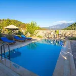 Havuzu Korunakli Jakuzili * Kinali (Aegean)