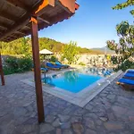 Havuzu Korunakli Jakuzili Kinali (Aegean)