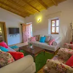 Havuzu Korunakli Jakuzili Villa *