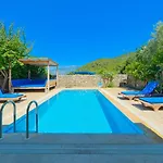 Villa Havuzu Korunakli Jakuzili Kinali (Aegean)