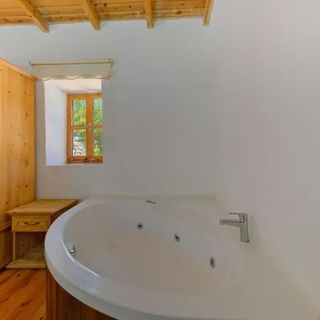 Havuzu Korunakli Jakuzili Villa *