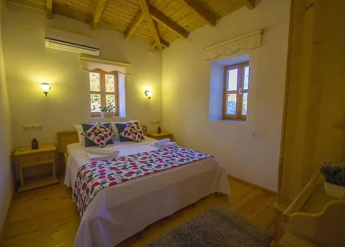 Vilă Havuzu Korunakli Jakuzili Kinali (Aegean)