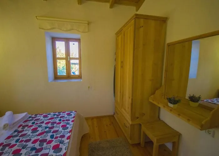 Vilă Havuzu Korunakli Jakuzili *