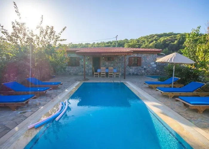 Havuzu Korunakli Jakuzili * Kinali (Aegean)